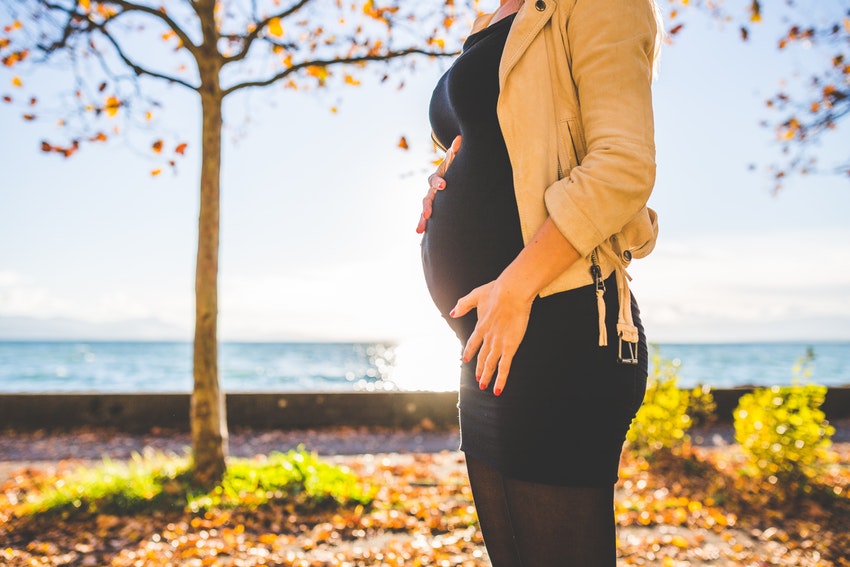 Femme enceinte front de mer